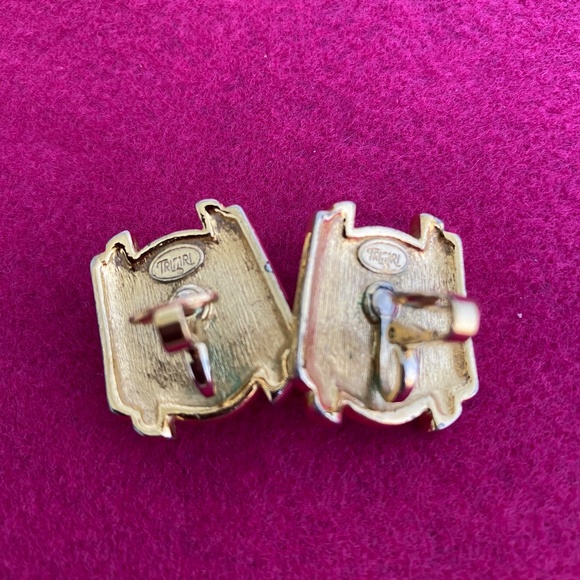 Crown Trifari Goldtone and Black Clip On Earrings - Picture 6 of 6